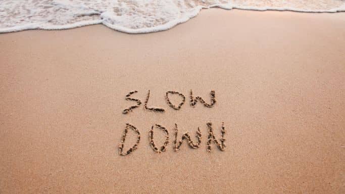 plage avec inscription slow down ralentir possible