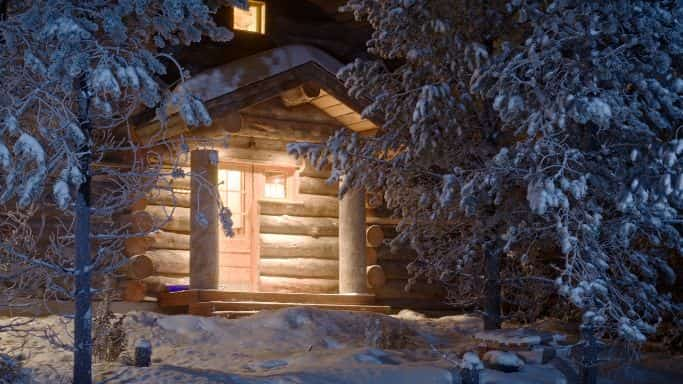 chalet en bois, forêt enneigée