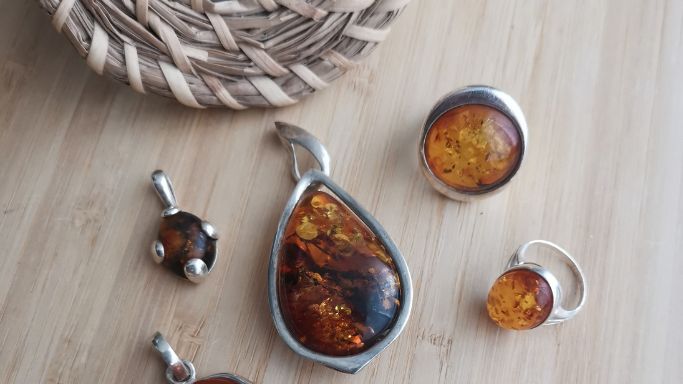 Bijoux en argent et ambre nettoyés naturellement avec du bicarbonate de soude