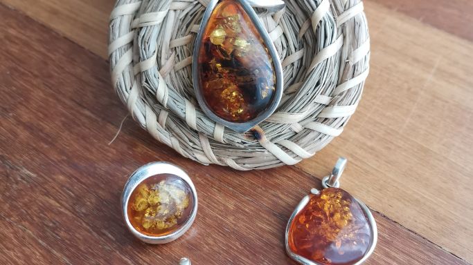 Rituel slow avec des bijoux posés sur un tissu naturel dans une lumière douce